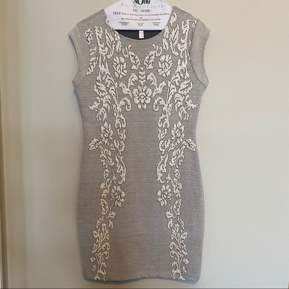 🤍 NEVER WORN - navy & cream stretch knit bodycon dress